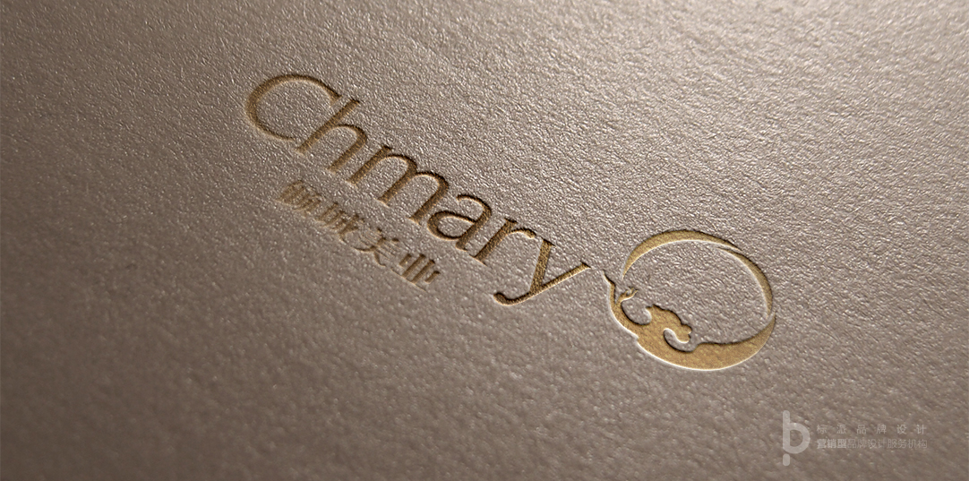 倾城美业Logo金色圆形徽标与Chmary衬线字标，浅金纸张压印质感